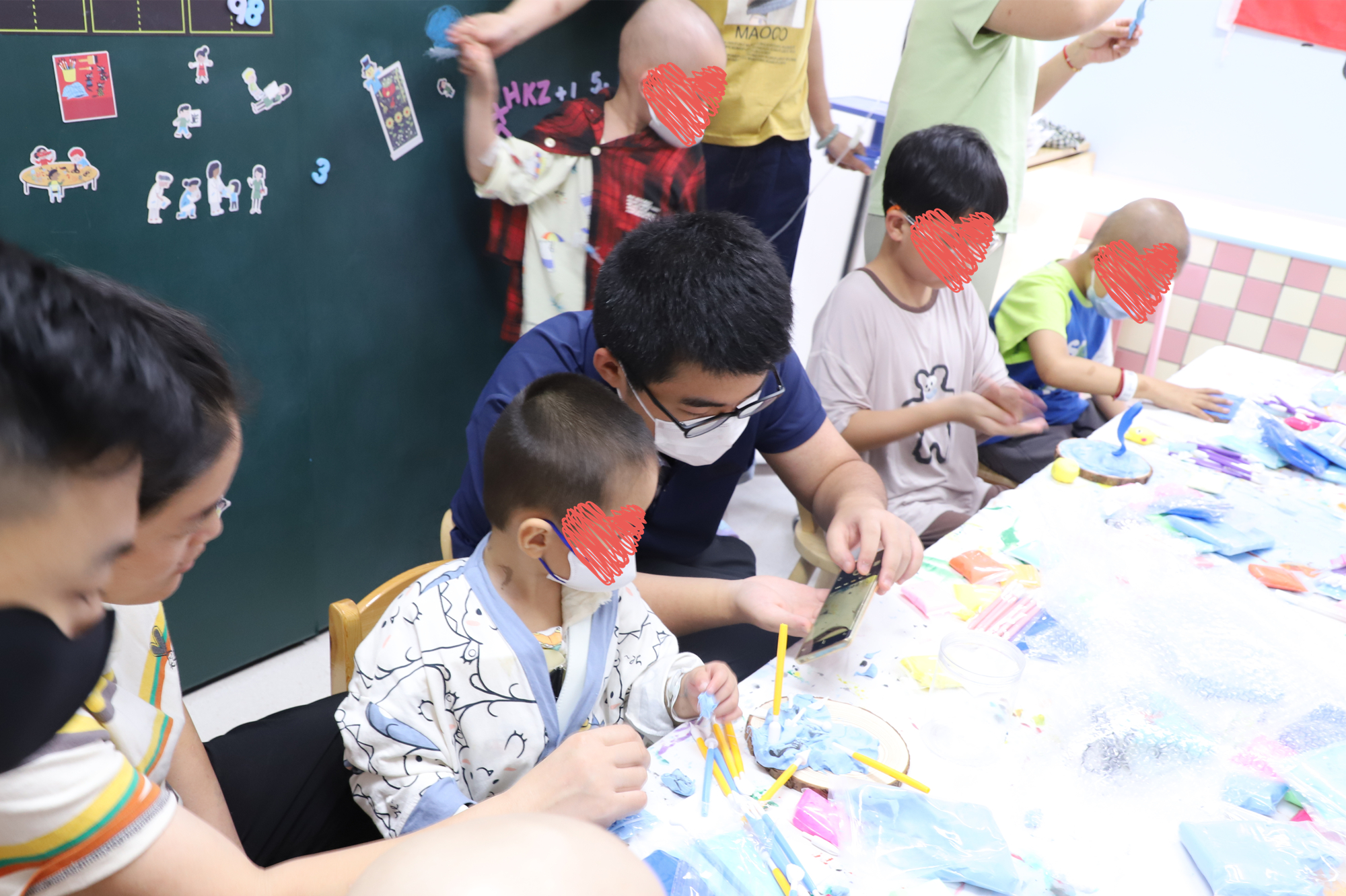 紫金厚德志愿者服務(wù)隊舉辦“創(chuàng)意彩泥 塑夢海洋”志愿活動