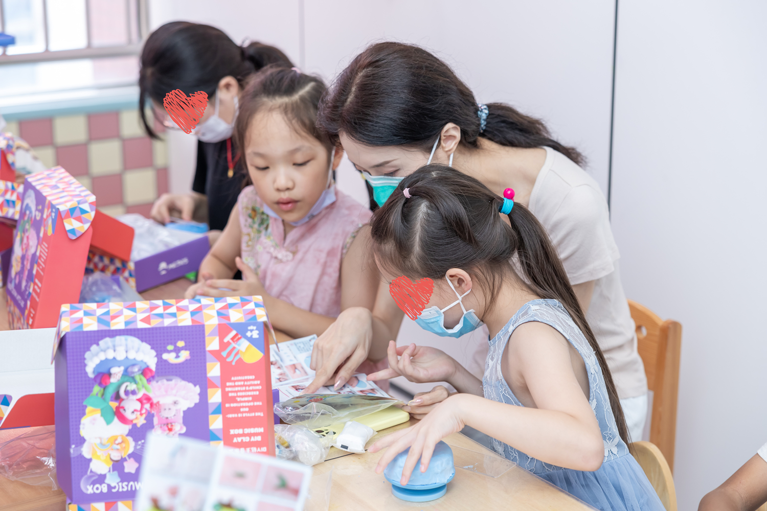 紫金厚德志愿者服務(wù)隊開展“音樂治愈心靈”志愿活動